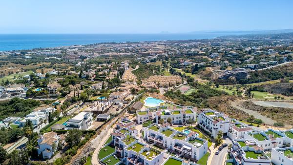 Panorama Costa del Sol z lotu ptaka: osiedla, pola golfowe i linia brzegowa Morza Śródziemnego