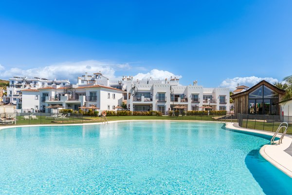 Osiedle białych apartamentów nad dużą laguną z basenem, Costa del Sol