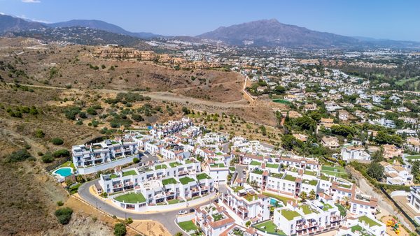 Osiedle El Paraíso Pueblo z lotu ptaka, w tle pasmo gór