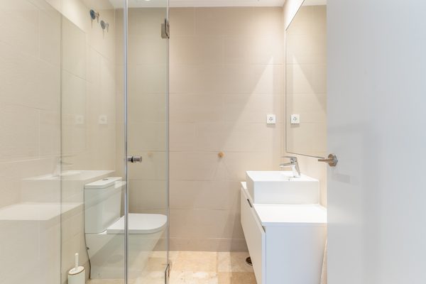 Druga łazienka z prysznicem walk-in i umywalką