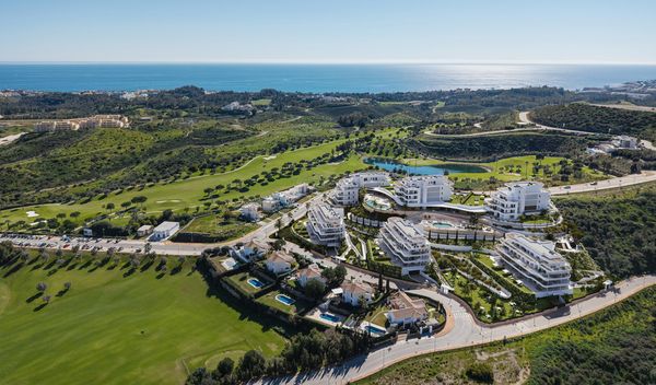Wizualizacja: osiedle nad polem golfowym w Mijas Costa, w tle morze