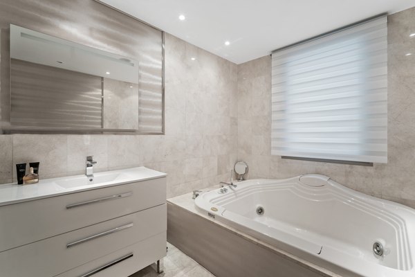 Łazienka z wanną z hydromasażem przy oknie