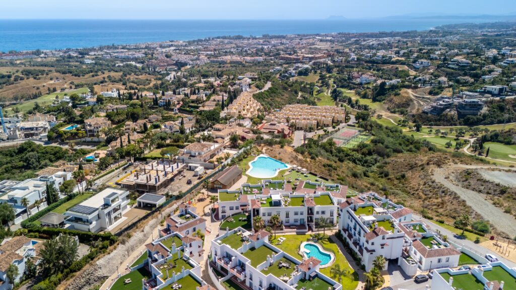 Costa del Sol z lotu ptaka, nieruchomości w Hiszpanii z widokiem na morze