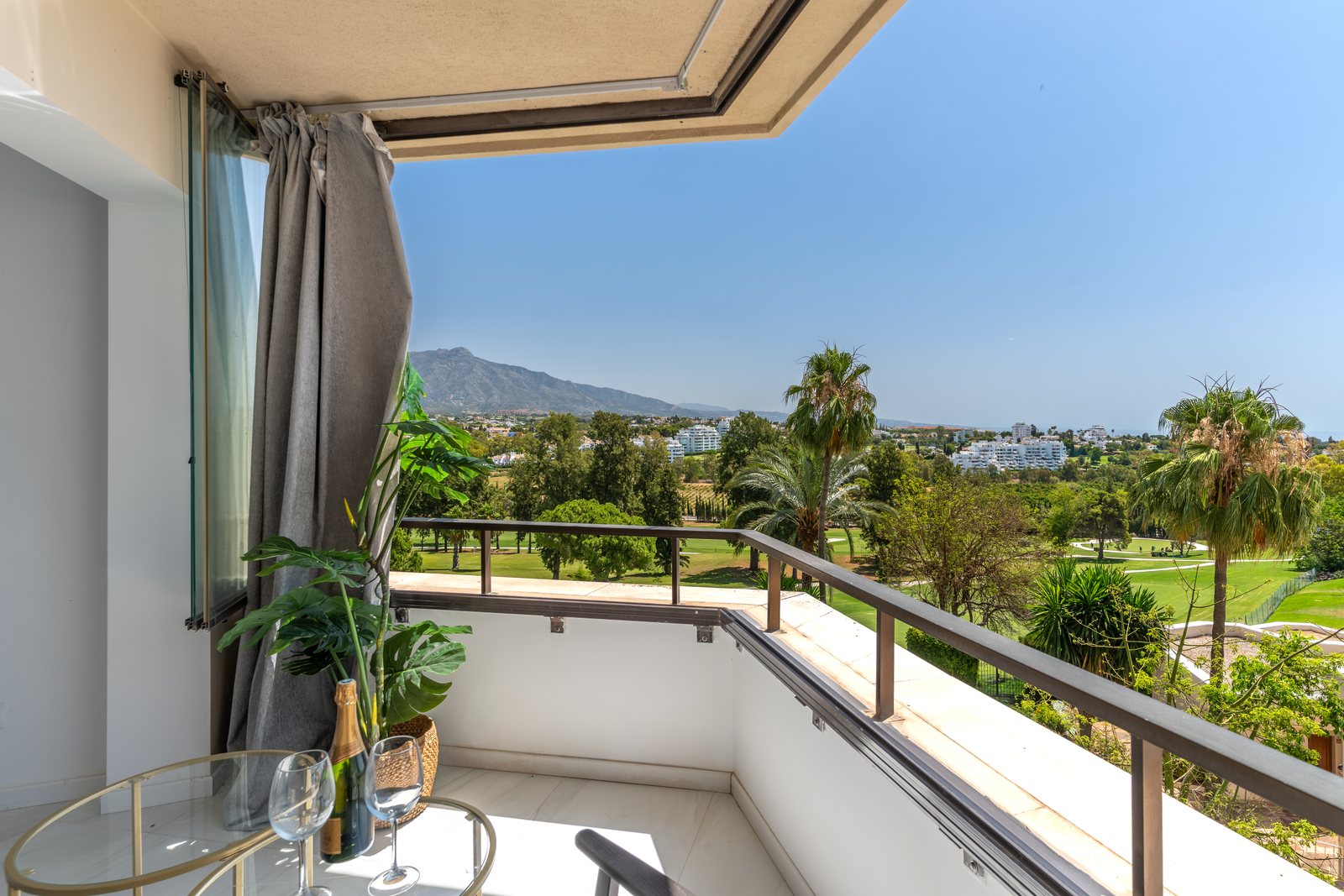 Taras apartamentu z widokiem na góry i morze w Esteponie, Costa del Sol