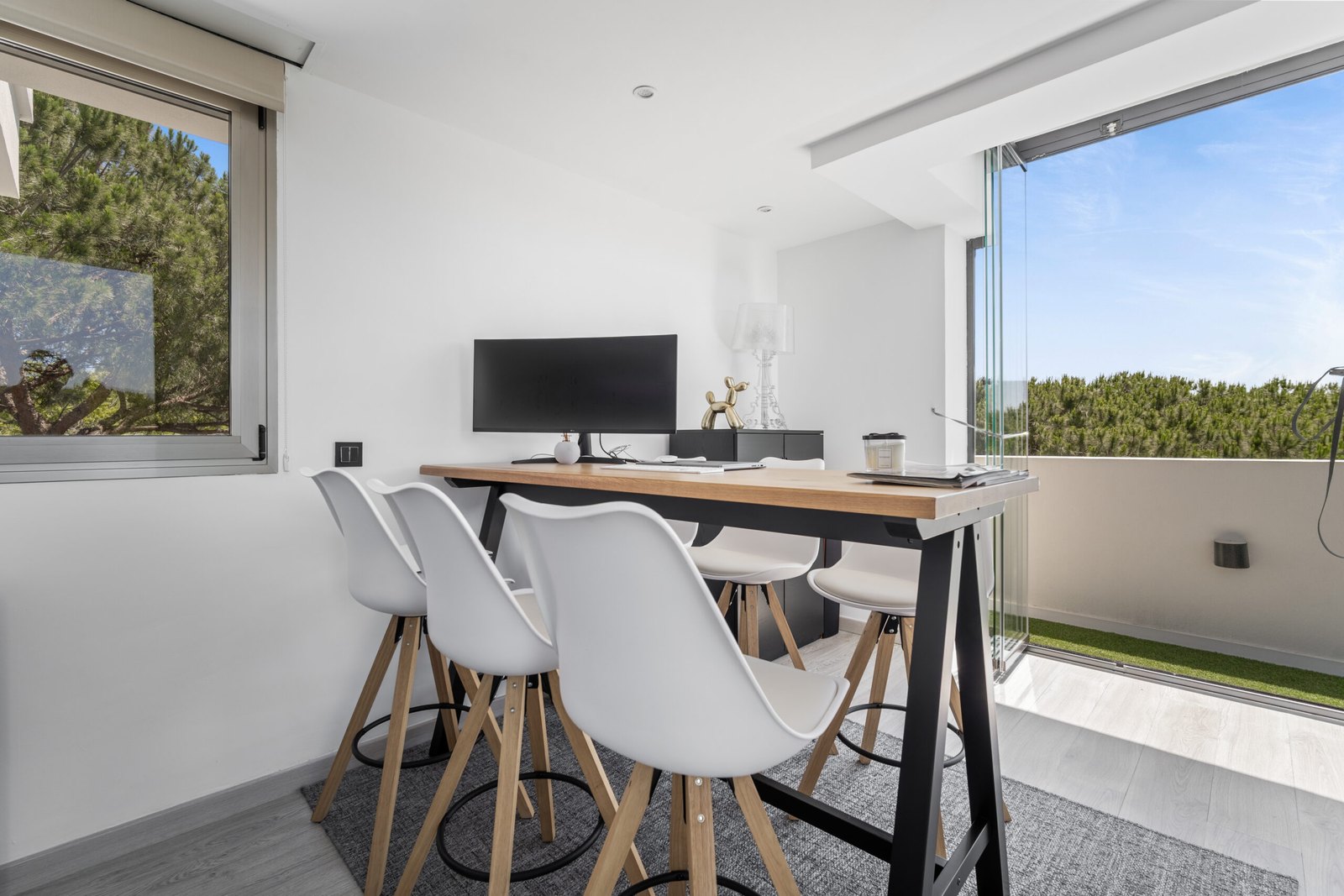 Stół do pracy przy tarasie w apartamencie w Marbelli
